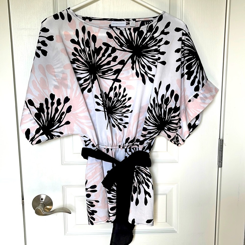 Really pretty top looks great with black leggings or dress pants
